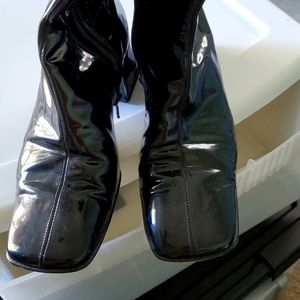 Italian hand made made Ankle boots patent leather rare find perfect holiday elf